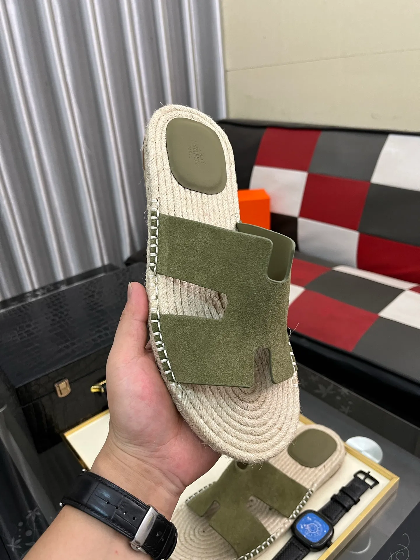 Men's shoes 💰320⌚️⌚️《HERMES》Hermès 💁♂️Men's casual slippers, quality comparison at counters🧚🏿♂️ The first layer of the upper is imported high mercerized matte, purely hand-drawn, raw rubber breathable and non-slip outsole, the lining is breathable and comfortable lambskin, the density is 100% comfortable, the original rubber outsole is wear-resistant and has a code number of 38-44. Can be customized 45-46-47